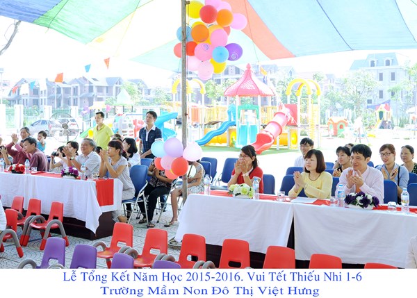 Đại diện các ban ngành đoàn thể, trường MN Đô thị Việt Hưng, phụ huynh học sinh tham gia lễ tổng kết. 